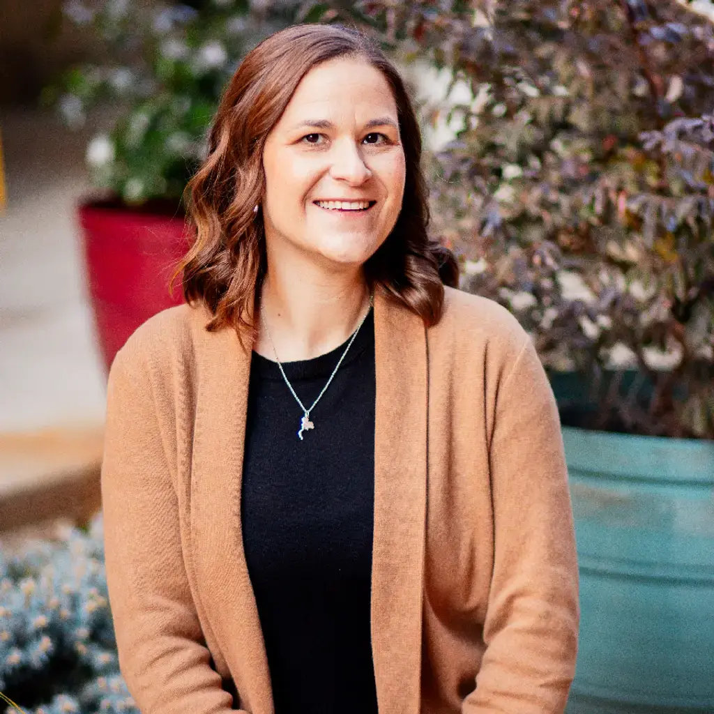 Rachel, a health insurance agent, smiling and looking at the camera